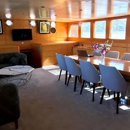 7 Deluxe - A Seductive Blend Of Style And Serenity Βίλα